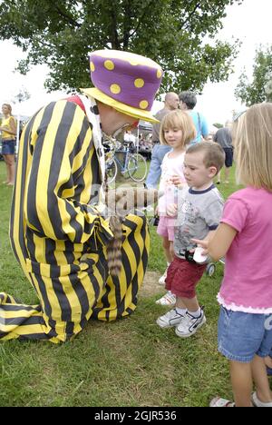 SAINT CHARLES, STATI UNITI D'AMERICA - 14 settembre 2008: Un colpo verticale di un clown e burattinaio che intrattengono i bambini ad un festival in Missouri Foto Stock