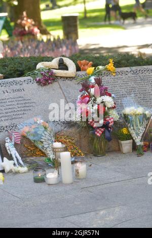 Boston, Massachusetts, Stati Uniti. 11 Settembre 2021. I Bostoniani visitano il 11 settembre, memoriale a Thr Boston Public Garden nel 20 anniversario dell'attacco contro gli Stati Uniti. (Credit Image: © Kenneth Martin/ZUMA Press Wire) Foto Stock