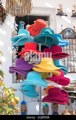 Cappelli colorati in vendita in un negozio a Chora, Folegandros, Grecia Foto Stock