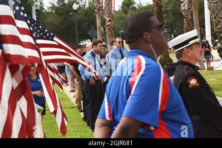 Sanford, Stati Uniti. 11 Settembre 2021. La gente ascolta un oratore durante una cerimonia a Sanford, Florida, per commemorare il 20° anniversario degli attacchi terroristici del 11 settembre 2001. Credit: SOPA Images Limited/Alamy Live News Foto Stock