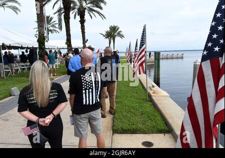 Sanford, Stati Uniti. 11 Settembre 2021. La gente ascolta un oratore durante una cerimonia a Sanford, Florida, per commemorare il 20° anniversario degli attacchi terroristici del 11 settembre 2001. Credit: SOPA Images Limited/Alamy Live News Foto Stock