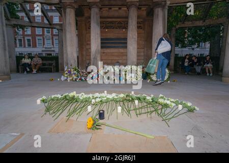 11 settembre 2021. Londra, Regno Unito. I fiori hanno lasciato al giardino commemorativo di Grosvenor Square in ricordo del 20° anniversario degli attacchi terroristici dell'11 settembre negli Stati Uniti. Il giardino ricorda tutte le vittime dell'attacco, compresi i 67 cittadini britannici che hanno perso la vita. Penelope Barritt/Alamy live news Foto Stock