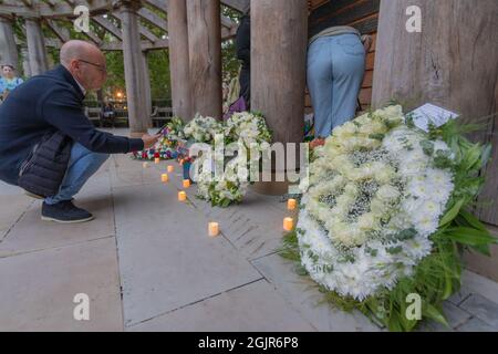 11 settembre 2021. Londra, Regno Unito. I fiori hanno lasciato al giardino commemorativo di Grosvenor Square in ricordo del 20° anniversario degli attacchi terroristici dell'11 settembre negli Stati Uniti. Il giardino ricorda tutte le vittime dell'attacco, compresi i 67 cittadini britannici che hanno perso la vita. Penelope Barritt/Alamy live news Foto Stock