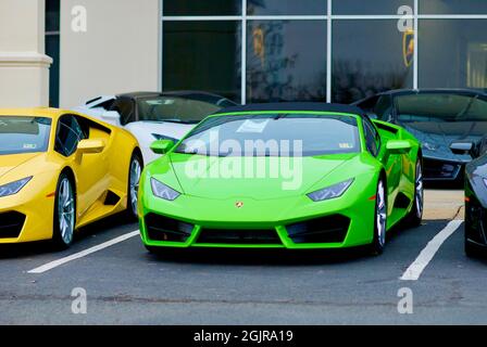 Sterling, Virginia, USA - 9 dicembre 2018: Auto sportive di lusso Lamborghini verdi e gialle in vendita presso la concessionaria Lamborghini Sterling. Foto Stock