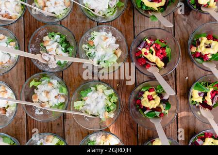 Molti snack bocce salutari organizzati per gli ospiti in una celebrazione gastronomica. Foto Stock