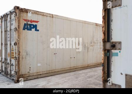 Valencia, Spagna - 9 settembre 2021: Vecchio contenitore industriale di fronte alla società APL, pronto per essere riciclato o riutilizzato. Foto Stock