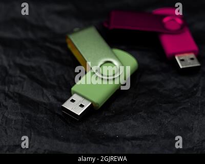penne usb colorate su sfondo nero Foto Stock