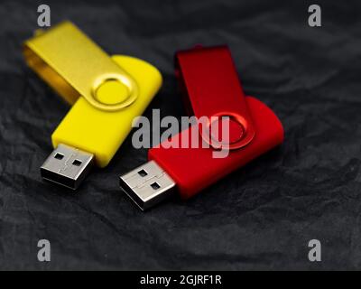 penne usb colorate su sfondo nero Foto Stock