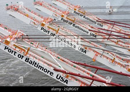 I membri dell'equipaggio della Cutter della Guardia Costiera Angela McShan aiutano a scortare l'imbarcazione a motore Zhen Hua 24, un vettore di carico pesante di circa 800 piedi, mentre transita al porto di Baltimora per consegnare quattro nuove gru Neo-Panamax per il porto, 9 settembre 2021. Le nuove gru contribuiranno ad ampliare le operazioni portuali per gestire contemporaneamente due navi di grandi dimensioni. (STATI UNITI Foto della Guardia Costiera di Petty ufficiale 1a classe Tara molle-Carr/rilasciato) Foto Stock