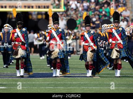 South Bend, Indiana, Stati Uniti. 11 Settembre 2021. La Guardia Irlandese di Notre Dame prende il campo prima dell'azione di gioco di calcio NCAA fra i Rockets di Toledo e l'irlandese di combattimento di Notre Dame allo stadio di Notre Dame in South Bend, Indiana. John Mersies/CSM/Alamy Live News Foto Stock