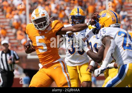 11 settembre 2021: Tennessee Volunteers quarterback Hendon Hooker #5 corre la palla durante la partita di football NCAA tra i volontari dell'Università del Tennessee e la University of Pittsburgh Panthers al Neyland Stadium di Knoxville TN Tim Gangloff/CSM Foto Stock