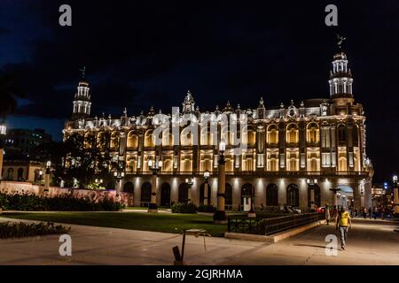 HAVANA, CUBA - 22 FEB 2016: Vista notturna di un edificio del Gran Teatro de la Habana Foto Stock