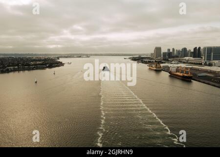 Antenna di nave che lascia San Diego per l'oceano aperto. Foto Stock