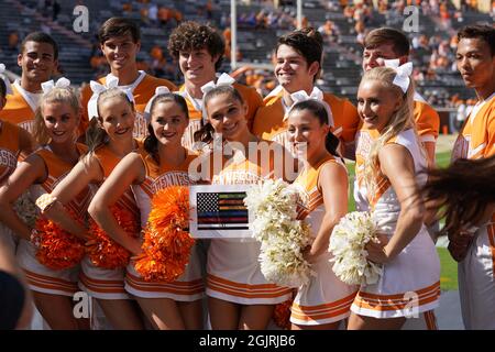 11 settembre 2021: Tennessee Volunteers cheerleaders prima della partita di football NCAA tra l'Università del Tennessee Volunteers e l'Università di Pittsburgh Panthers al Neyland Stadium a Knoxville TN Tim Gangloff/CSM Foto Stock