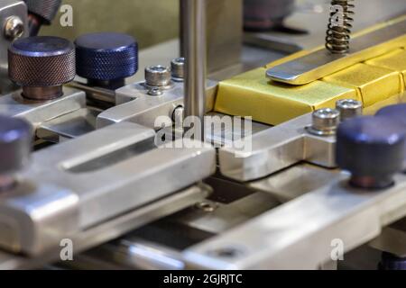 Primo piano della macchina industriale per il confezionamento del cioccolato Foto Stock