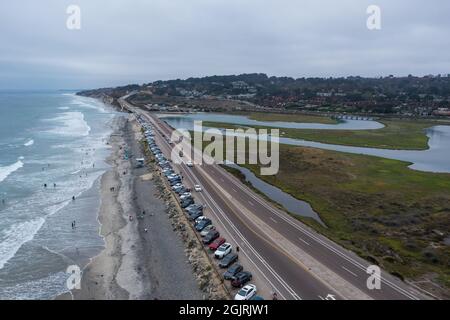 Auto parcheggiate lungo la famosa spiaggia statale di Torrey Pines in California. Foto Stock