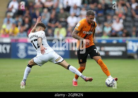 Swansea, Regno Unito. 11 Settembre 2021. George Moncur di Hull City (r) in azione. EFL Skybet Championship match, Swansea City / Hull City allo Stadio Swansea.com di Swansea sabato 11 settembre 2021. Questa immagine può essere utilizzata solo per scopi editoriali. Solo per uso editoriale, licenza richiesta per uso commerciale. Nessun uso in scommesse, giochi o un singolo club/campionato/player pubblicazioni. pic di Andrew Orchard/Andrew Orchard sport fotografia/Alamy Live news credito: Andrew Orchard sport fotografia/Alamy Live News Foto Stock