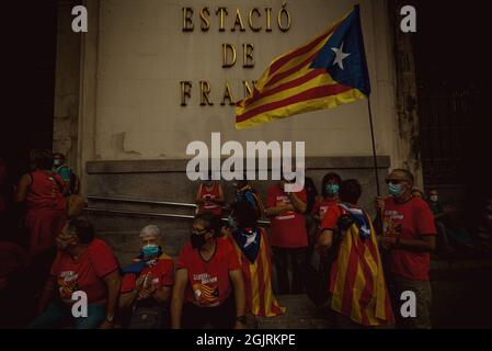 Barcellona, Catalogna, Spagna. 11 Settembre 2021. Barcellona, Spagna. 11 settembre 2021: Gli attivisti .Pro-Independence si riposano durante una marcia attraverso Barcellona organizzata dall'ANC e dall'Omnium che segna la 'Diada' (Credit Image: © Matthias Oesterle/ZUMA Press Wire) Foto Stock