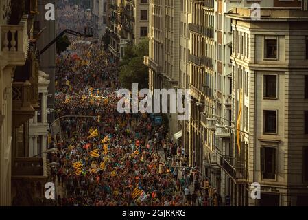 Barcellona, Catalogna, Spagna. 11 Settembre 2021. Barcellona, Spagna. 11 settembre 2021: .migliaia di attivisti pro-indipendenza urlano slogan mentre marciano attraverso Barcellona durante il principale degli eventi organizzati dall'ANC e Omnium che marchiano la 'Diada' (Credit Image: © Matthias Oesterle/ZUMA Press Wire) Foto Stock