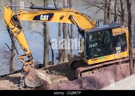 Un apripista escavatore Cat 325f parcheggiato sul lato di una collina sul fiume Hudson, dal marchio Caterpillar, con un'etichetta Tutor Perini, una costruzione importante Foto Stock