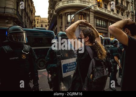 Barcellona, Catalogna, Spagna. 11 Settembre 2021. Barcellona, Spagna. 11 settembre 2021: La polizia di sommossa catalana scherma una stazione della polizia nazionale spagnola contro attivisti di sinistra pro-indipendenza alla 'Diada' (Credit Image: © Matthias Oesterle/ZUMA Press Wire) Foto Stock