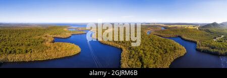 Ampio panorama aereo sui laghi di Myall in Australia verso la costa dell'oceano Pacifico in una giornata di sole - paesaggio panoramico. Foto Stock