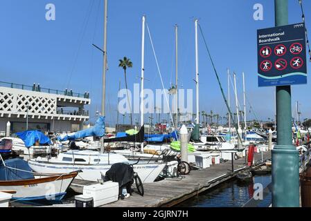 REDONDO BEACH, CALIFORNIA - 10 SETTEMBRE 2021: Il cartello International Boardwalk che si affaccia sulla Marina. Foto Stock