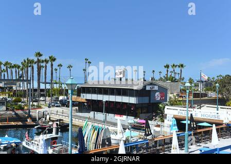 REDONDO BEACH, CALIFORNIA - 10 SEP 2021: R/10 Social House, un woodsy-chic, gasteropub fronte mare nel porto di Redondo Beach. Foto Stock