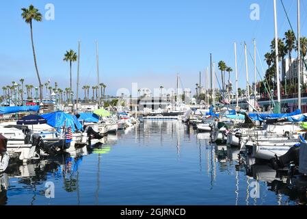 REDONDO BEACH, CALIFORNIA - 10 SETTEMBRE 2021: Barche ormeggiate al porticciolo di Redondo Beach con negozi e ristoranti. Foto Stock