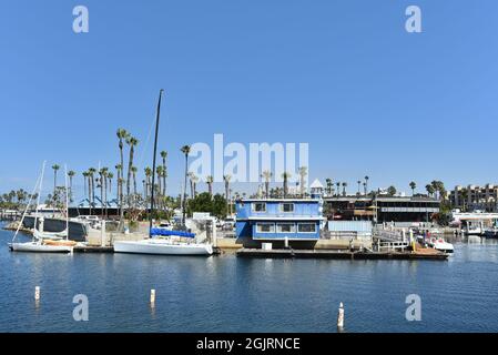 REDONDO BEACH, CALIFORNIA - 10 SEP 2021: Il porticciolo di Redondo Beach con barche, ristoranti e negozi. Foto Stock