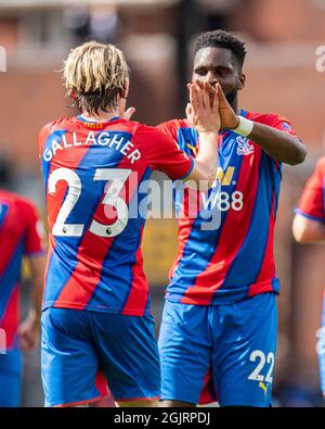 LONDRA, INGHILTERRA - SETTEMBRE 11: Odsonne Édouard del Crystal Palace festeggia con Conor Gallagher dopo aver segnato il secondo goal durante la Premier League Foto Stock