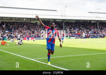 LONDRA, INGHILTERRA - SETTEMBRE 11: Odsonne Édouard del Crystal Palace festeggia dopo aver segnato il suo 2° gol durante la partita della Premier League tra Crista Foto Stock