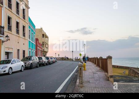 Old San Juan, Porto Rico - 22 marzo 2014: Vista delle facciate colorate nella vecchia San Juan, Porto Rico Foto Stock