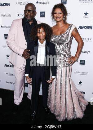 BEVERLY HILLS, LOS ANGELES, CALIFORNIA, USA - SETTEMBRE 11: Il cantante Bobby Brown, il figlio Cassius Brown e la moglie/produttore Alicia Etheredge-Brown arrivano al dodicesimo annuale Ladylike Foundation Women of Excellence Awards and Fashion Show tenutosi al Beverly Hilton Hotel il 11 settembre 2021 a Beverly Hills, Los Angeles, California, Stati Uniti. (Foto di Xavier Collin/Image Press Agency) Foto Stock