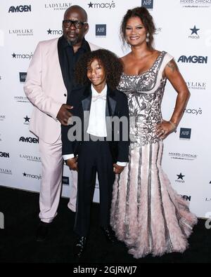 BEVERLY HILLS, LOS ANGELES, CALIFORNIA, USA - SETTEMBRE 11: Il cantante Bobby Brown, il figlio Cassius Brown e la moglie/produttore Alicia Etheredge-Brown arrivano al dodicesimo annuale Ladylike Foundation Women of Excellence Awards and Fashion Show tenutosi al Beverly Hilton Hotel il 11 settembre 2021 a Beverly Hills, Los Angeles, California, Stati Uniti. (Foto di Xavier Collin/Image Press Agency) Foto Stock