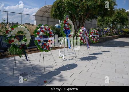 Le corone di ricordo si posero all'ingresso del Pentagono Memorial del 9/11, Washington, DC, 08 settembre 2021. (Foto DOD di U.S. Air Force staff Sgt. Brittany A. Chase)credito obbligatorio: Brittany A. Chase/DoD tramite CNP/MediaPunch