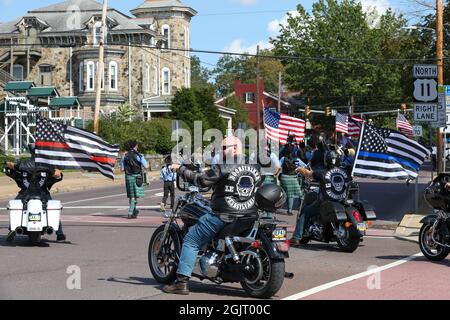 Danville, Stati Uniti. 11 Settembre 2021. I membri del Doomscontrker Law Enforcement Motorcycle Club partecipano a una sfilata a Danville, Pennsylvania, il 11 settembre 2021. Le compagnie antincendio, le forze dell'ordine, i veterani militari e le organizzazioni civiche si sono staccate al Memorial Park per un servizio commemorativo del 20° anniversario degli attacchi terroristici dell'11 settembre. (Foto di Paul Weaver/Sipa USA) Credit: Sipa USA/Alamy Live News Foto Stock