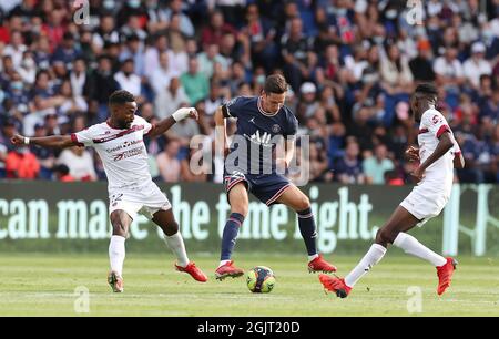 Parigi, Francia. 11 Settembre 2021. Julian Draxler (C) di Parigi Saint Germain compete con Vital N'simba (L) di Clermont durante la partita di calcio francese Ligue 1 tra Paris Saint Germain (PSG) e Clermont a Parigi, Francia, 11 settembre 2021. Credit: Gao Jing/Xinhua/Alamy Live News Foto Stock