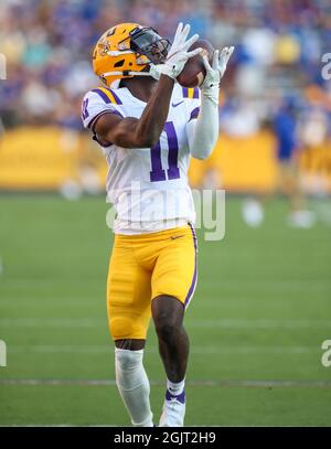 11 settembre 2021: Il grande ricevitore LSU Brian Thomas Jr. (11) guarda in un passaggio durante l'azione di gioco di football NCAA tra i cowboys della McNeese state University e le Tigers LSU al Tiger Stadium di Baton Rouge, LOUISIANA. Jonathan Mailhes/CSM Foto Stock