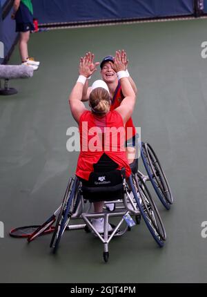 New York City, Stati Uniti. 11 Settembre 2021. Flushing Meadows, New York - 11 settembre 2021: New York: Diede de Groot, di fronte alla fotocamera, e Aniek van Koot dei Paesi Bassi si abbracciano dopo aver vinto la finale doppia delle donne Wheelchair contro Yui Kamiji del Giappone e Jordane Whiley della Gran Bretagna oggi al 2021 US Open di Flushing Meadows, New York. Credit: Adam Stoltman/Alamy Live News Foto Stock