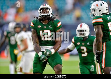 Miami Gardens, Stati Uniti. 11 Settembre 2021. Il lineman difensivo di Miami Jahfari Harvey (12) celebra la sosta dello Stato Appalachian durante la prima metà all'Hard Rock Stadium di Miami Gardens, Florida, sabato 11 settembre 2021. L'ospite Hurricanes ha vinto, 25-23. (Foto di Michael Laughlin/South Florida Sun Sentinel/TNS/Sipa USA) Credit: Sipa USA/Alamy Live News Foto Stock