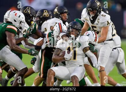 Miami Gardens, Stati Uniti. 11 Settembre 2021. Jalen Virgil (11), ricevitore di stato di Appalachian, è fermato dalla difesa di Miami durante la prima metà all'Hard Rock Stadium di Miami Gardens, Florida, sabato 11 settembre 2021. L'ospite Hurricanes ha vinto, 25-23. (Foto di Michael Laughlin/South Florida Sun Sentinel/TNS/Sipa USA) Credit: Sipa USA/Alamy Live News Foto Stock