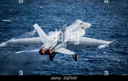 210908-N-UD000-2252 OCEANO ATLANTICO (SETTEMBRE 8, 2021) un velivolo F/A-18E Super Hornet assegnato allo Strike Fighter Squadron (VFA) 136 “Knighthawks” lancia dalla portaerei USS George H.W. Boccola (CVN 77). GHWB opera nell'Oceano Atlantico a sostegno delle operazioni navali per mantenere la stabilità e la sicurezza marittima al fine di garantire l'accesso, scoraggiare l'aggressione e difendere gli interessi statunitensi, alleati e partner. (STATI UNITI Foto Navy di Mass Communication Specialist terza classe Bryan Valek) Foto Stock