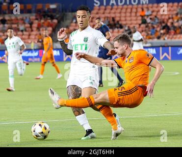 Houston, Texas, Stati Uniti. 11 Settembre 2021. Il difensore di Houston Dynamo Adam Lundqvist (3) sfida Austin FC in avanti SebastiÃ¡n Driussi (25) durante una partita di calcio della Major League tra la Houston Dynamo e l'Austin FC il 11 settembre 2021 a Houston, Texas. (Credit Image: © Scott Coleman/ZUMA Press Wire) Foto Stock