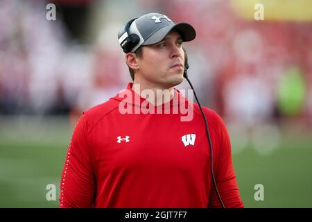 Madison, WISCONSIN, Stati Uniti. 11 Settembre 2021. Il coordinatore difensivo dei distintivi del Wisconsin Jim Leonhard guarda avanti durante la partita di football dell'NCAA tra le aquile del Michigan orientale e i distintivi del Wisconsin al Camp Randall Stadium di Madison, WISCONSIN. Darren Lee/CSM/Alamy Live News Foto Stock