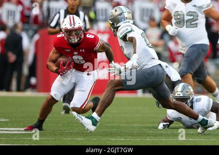 Madison, WISCONSIN, Stati Uniti. 11 Settembre 2021. I distintivi del Wisconsin running back Chez Mellusi (6) running the ball durante la partita di football NCAA tra le aquile del Michigan orientale e i distintivi del Wisconsin al Camp Randall Stadium di Madison, WISCONSIN. Darren Lee/CSM/Alamy Live News Foto Stock