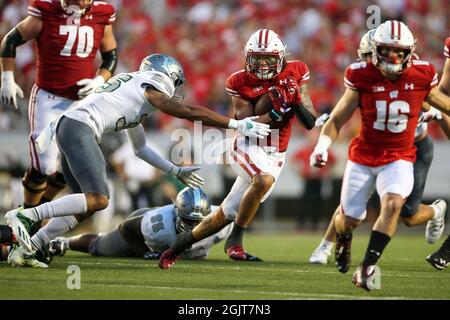 Madison, WISCONSIN, Stati Uniti. 11 Settembre 2021. I distintivi del Wisconsin che running back Chez Mellusi (6) corrono il calcio durante la partita di football NCAA tra le aquile del Michigan orientale e i distintivi del Wisconsin al Camp Randall Stadium di Madison, WISCONSIN. Darren Lee/CSM/Alamy Live News Foto Stock