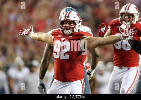 Madison, WISCONSIN, Stati Uniti. 11 Settembre 2021. La fine difensiva dei distintivi del Wisconsin Matt Henningsen (92) celebra dopo il suo sacco durante la partita di football NCAA tra le aquile del Michigan orientale e i distintivi del Wisconsin al Camp Randall Stadium di Madison, WISCONSIN. Darren Lee/CSM/Alamy Live News Foto Stock