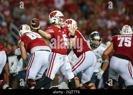 Madison, WISCONSIN, Stati Uniti. 11 Settembre 2021. I badgers del Wisconsin si accavallano a Graham Mertz (5) durante la partita di football dell'NCAA tra le aquile del Michigan orientale e i badgers del Wisconsin al Camp Randall Stadium di Madison, WISCONSIN. Darren Lee/CSM/Alamy Live News Foto Stock