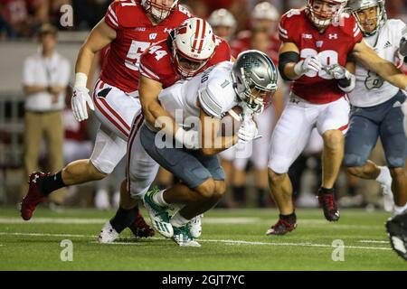 Madison, WISCONSIN, Stati Uniti. 11 Settembre 2021. Il fullback dei distintivi del Wisconsin John Chenal (44) affronta il grande ricevitore Dylan Drummond del Michigan orientale (1) su un ritorno del punt durante la partita di football della NCAA tra le aquile del Michigan orientale e i distintivi del Wisconsin al Camp Randall Stadium di Madison, WISCONSIN. Darren Lee/CSM/Alamy Live News Foto Stock